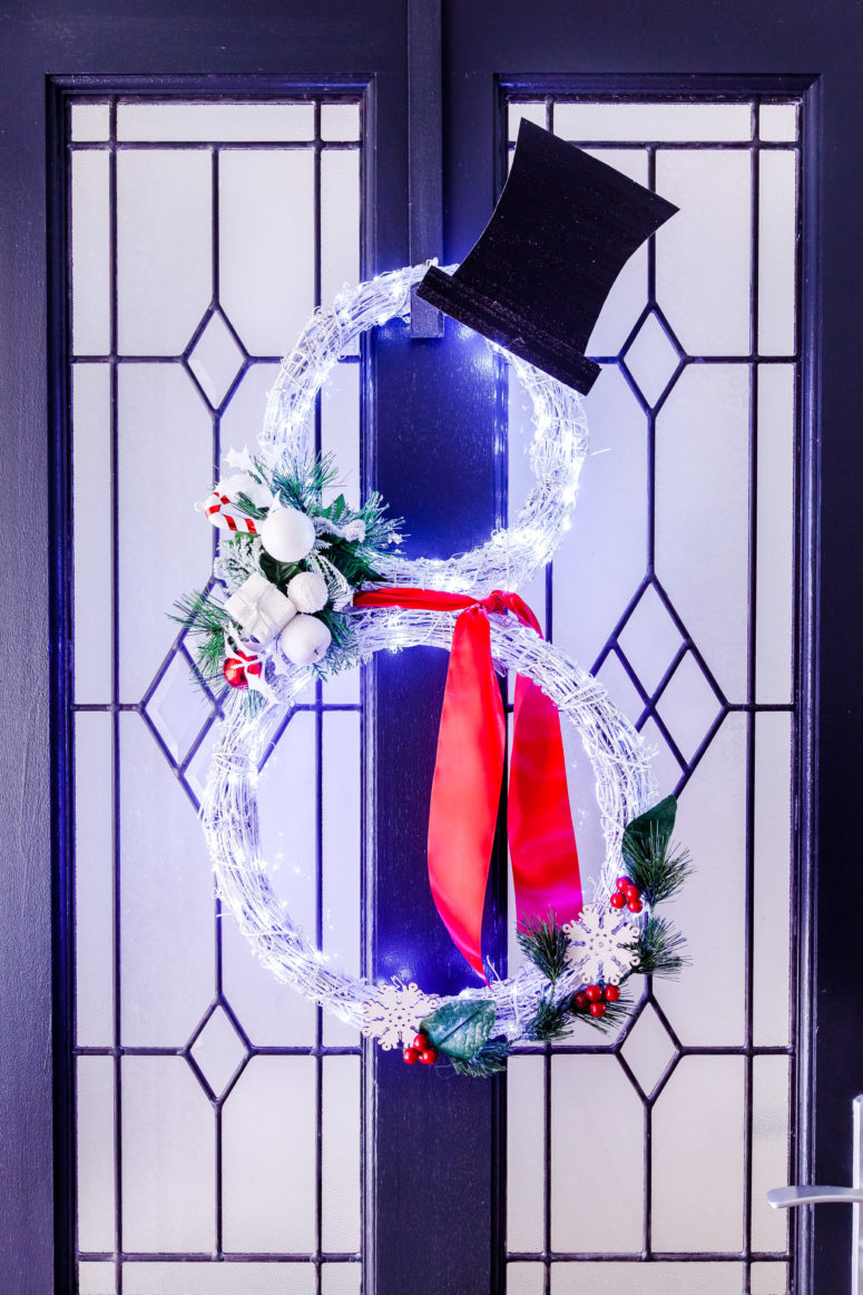 DIY lit up snowman Christmas wreath (via www.thewhimsicalwife.com)
