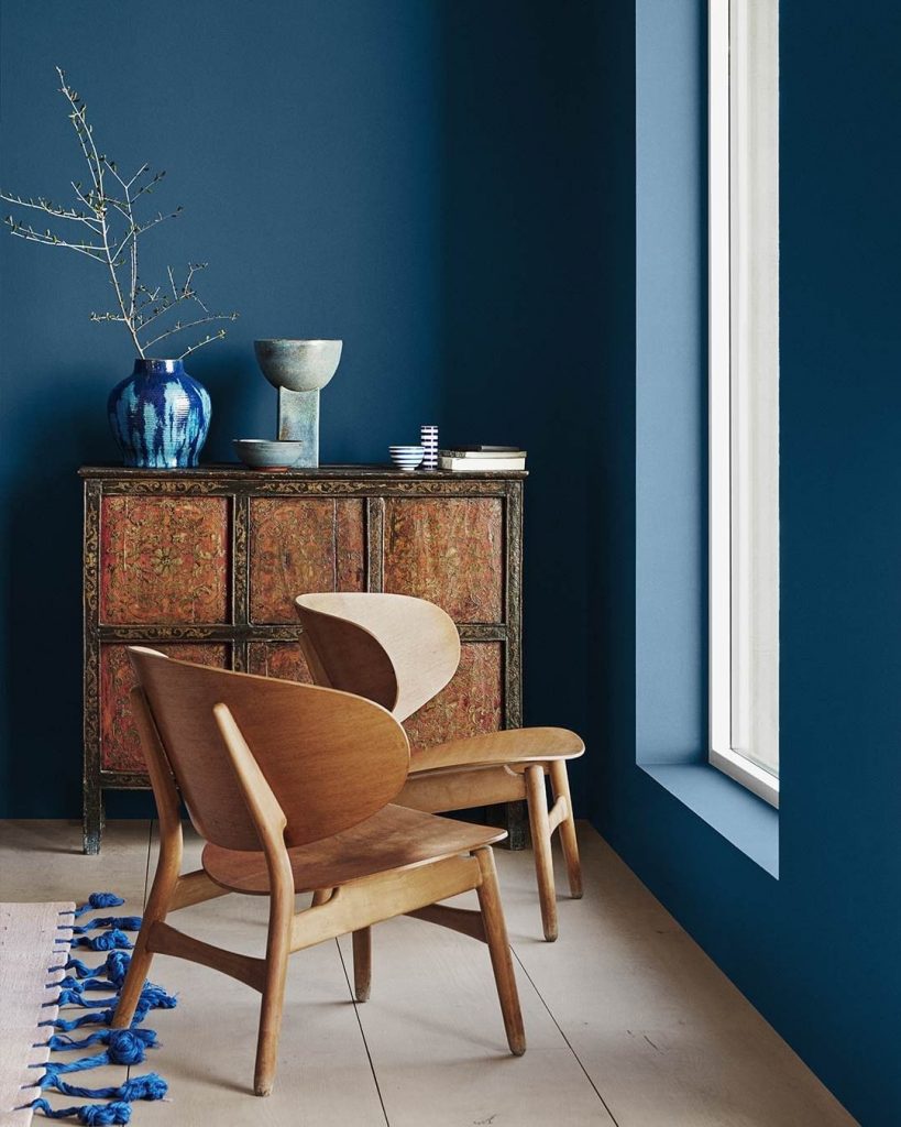 a classic blue room warmed up with rich colored wooden furniture and highlighted with bold blue touches