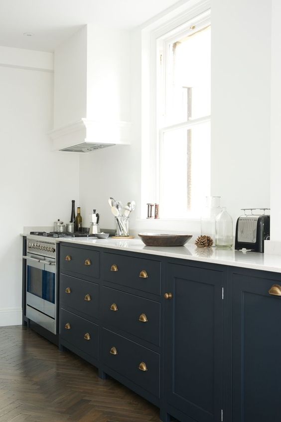 brass handles make the cabinets stand out and a stainless steel cooker looks not so bold