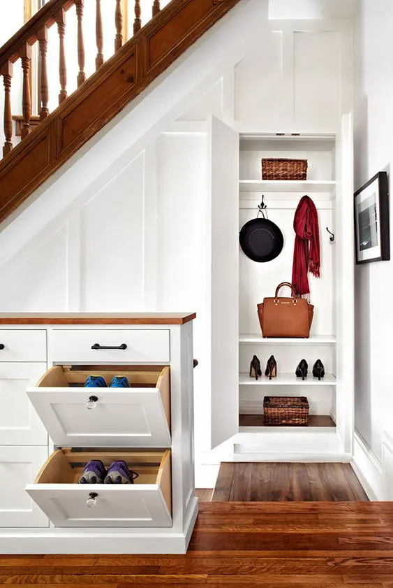 a built-in mudroom with shelves and basket is a cool idea for a small space, hide your stuff inside