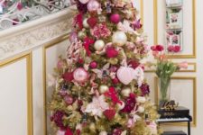 a luxurious and refined Valentine tree wih pink and red glitter hearts, red angels and fabric flowers plus elegant pink ornaments