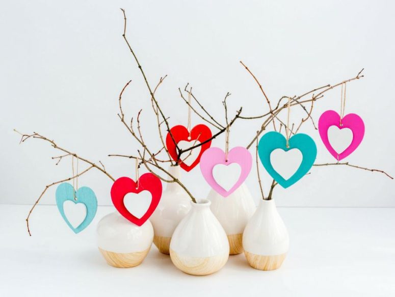 DIY contrasting heart Valentine ornaments (via www.fun365.orientaltrading.com)