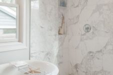 03 white marble tiles – graphic ones on the floor and square ones on the walls for a chic feel in the space