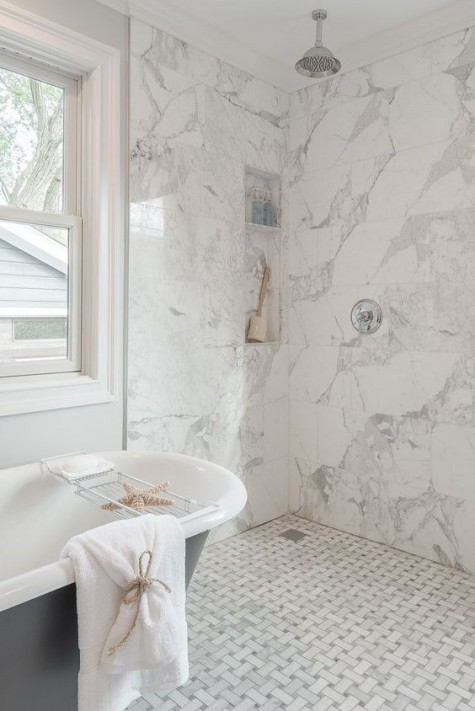 white marble tiles – graphic ones on the floor and square ones on the walls for a chic feel in the space
