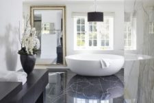 15 black marble tiles on the floor bring luxury and chic, while white marble tiles are a neutral backdrop