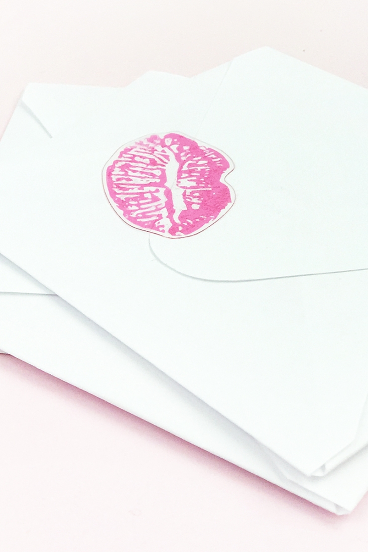 DIY kissy lip seals for Valentine notes, cards and gifts (via maritzalisa.com)