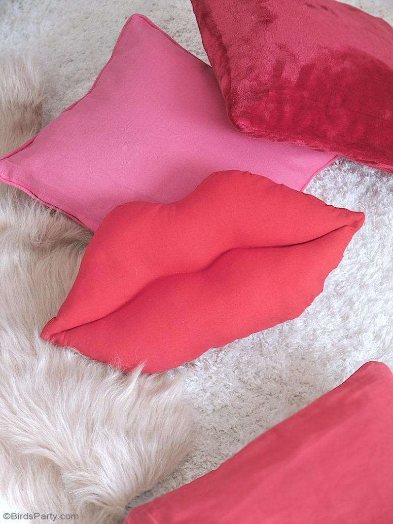 DIY red lips pillow for Valentine's Day (via www.blog.birdsparty.com)
