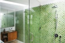 11 green fishscale tiles define the whole space and stand out a lot in its neutral and calming shades