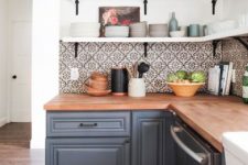 kitchen design with a mosaic backsplash