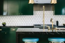 09 a stylish emerald kitchen with glossy cabinets and art deco touches – such a color will be noticed