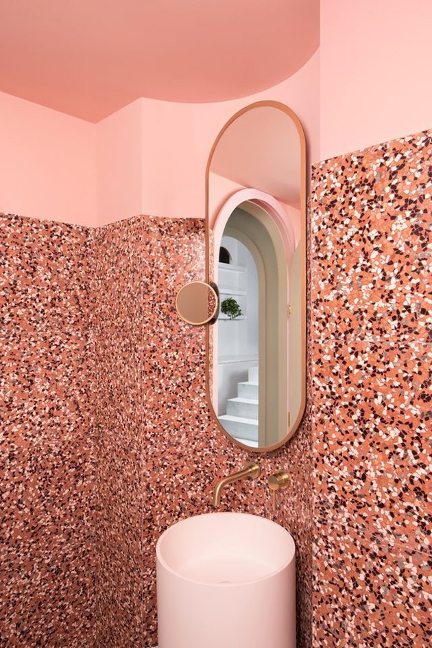a pink bathroom with terrazzo speckled walls looks bold, chic and very eye-catchy, it really invites in