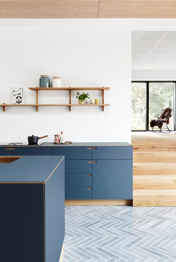 a minimalist navy kitchen with open shelves and no handles is a very chic and elegant space with a modern feel