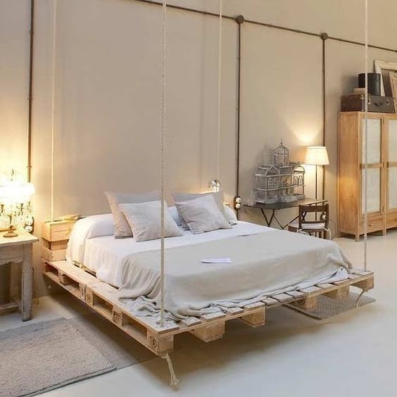 a hanging pallet bed is avery dreamy idea and it looks veyr lightweight