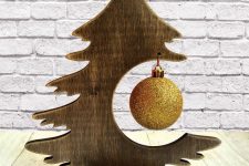 03 a mini tabletop Christmas tree of plywood on a wood slice – just hang a single ornament and voila