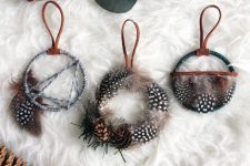 21 Christmas wreath ornaments made with yarn, feathers, pinecones and greenery are great for boho holiday decor