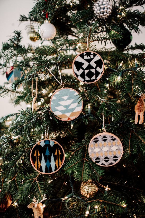 pretty and easy tribal Christmas ornaments made of embroidery hoops and bright pritned fabric are great for boho Christmas