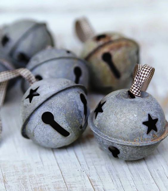 frozen jingle bells with stars and plaid ribbons are lovely rustic vintage decor, you can easily make them