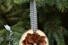 wood slice ornnaments with pinecone flowers and plaid ribbons are very cute and all-natural, perfect for Christmas
