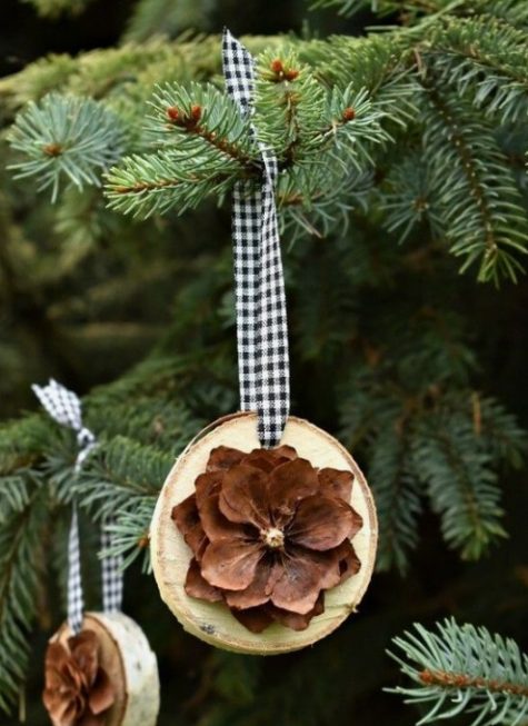 wood slice ornnaments with pinecone flowers and plaid ribbons are very cute and all natural, perfect for Christmas