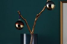 39 stylish two-tone vases and gilded branches with elegant two-tone ornaments are chic and refined Christmas decor