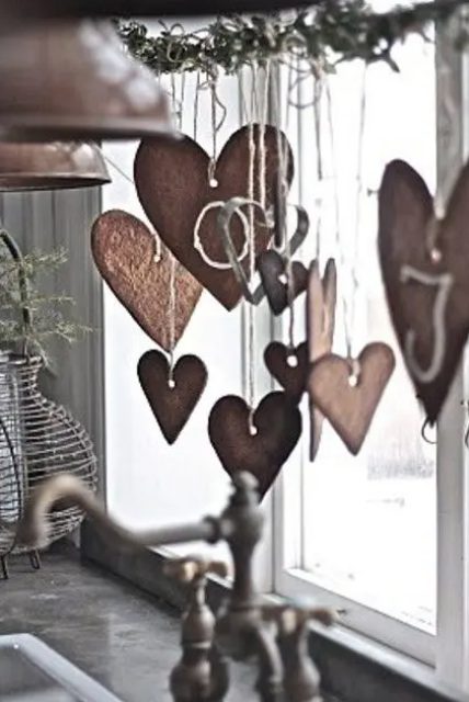пingerbread cookies is an another unusual thing you can hang on your window to make your decor looks quite creative