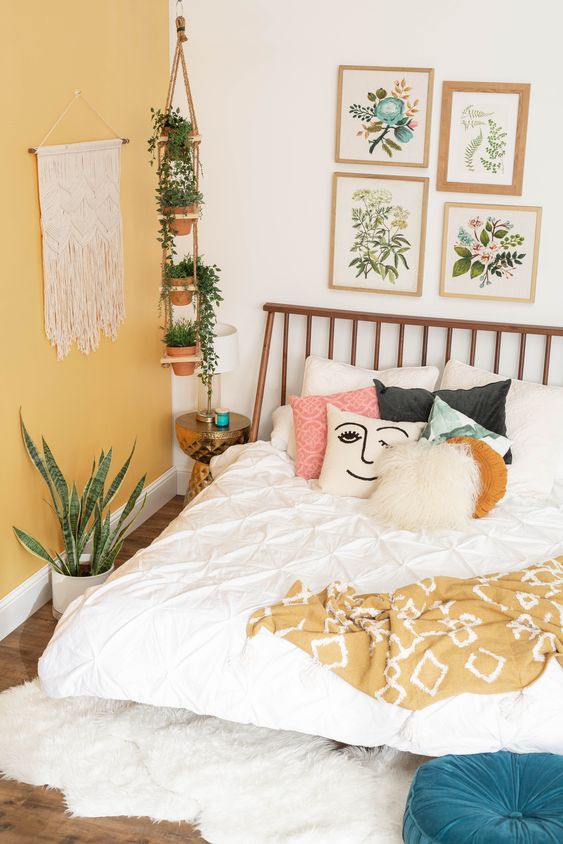 08 potted greenery and a botanical gallery wall plus bright bedding will make the bedroom look bold and vivacious and very spring-like