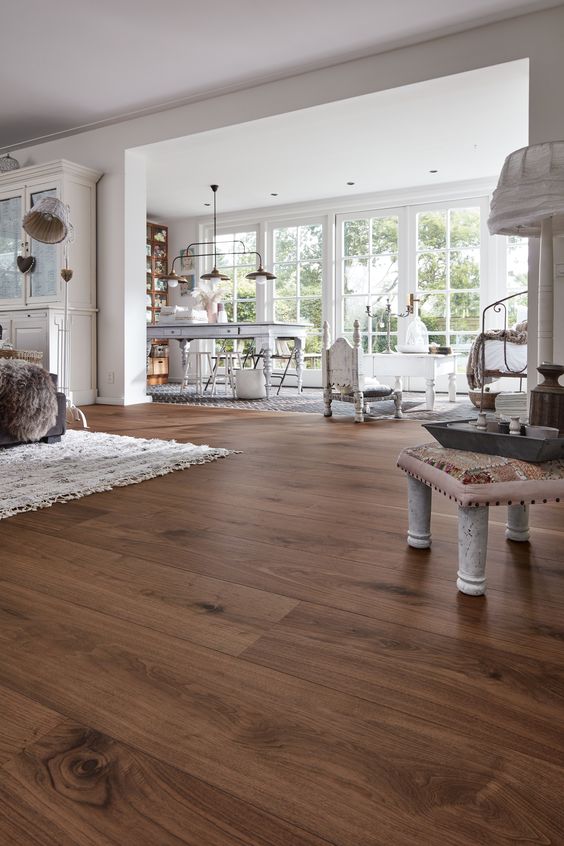 amazing walnut flooring contrasts the walls and makes the space look warmer, more refined and absolutely gorgeous