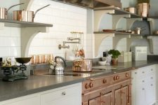 a stylish neutral kitchen with open shelves instead of upper cabinets, a copper cooker and a hood with a copper touch is chic