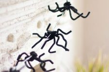 27 a small and cool spider garland is a cool idea for Halloween and it makes any space scarier, such a decoration can be easily made