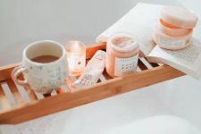 a bathroom caddy with some pumpkin spice latte, apple and pumpkin spice candles will instantly remind you of the fall and will cozy up the space