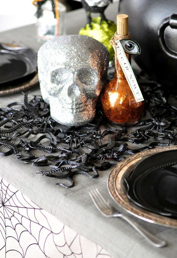 a black rubber snake and insect Halloween placemat is great for styling your table or some other spaces around