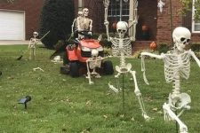 a lawnmower skeleton scene like this one is a very fun and cool idea for any outdoor space at Halloween, and it looks awesome