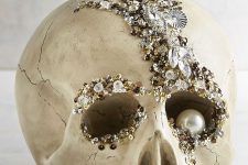 a refined glam Halloween decoration – an embellished skull with rhinestones, sequins and a large pearl as an eye is amazing