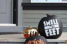 15 black and gold pumpkins with number and letter stencils are cool and chic and are easy to realize for Halloween