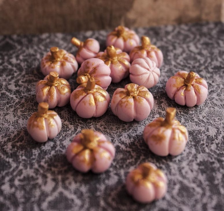 miniature pink pumpkins with gold leaf and glitter are amazing to make your Halloween party look glam