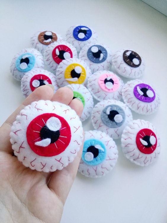 colorful eyeball felt Halloween ornaments are great to style your Halloween tree and will ad da cool touch to it