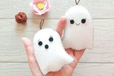 little felt ghost Halloween ornaments look super cute and nice and can be easily made by you yourself