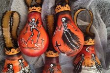 turn old and non-working bulbs into really stunning Halloween ornaments painting them with various skeletons
