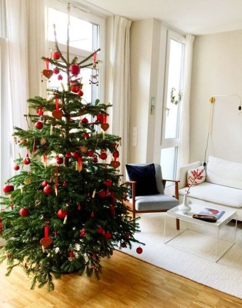 a bold red Scandi christmas tree with cookie ornaments and red baubles is a gorgeous idea and a color statement