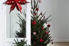 23 a Scandinavian Christmas tree between modern and traditional with red and white ornaments and baskets around