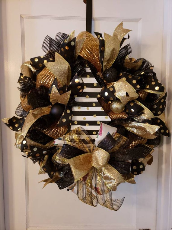 a stylish black chirstmas wreath