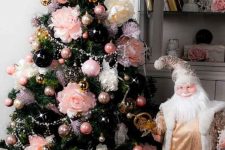 a glam Christmas tree with pink, black and dusty pink ornaments, neutral and pink oversized blooms, beads is a chic idea