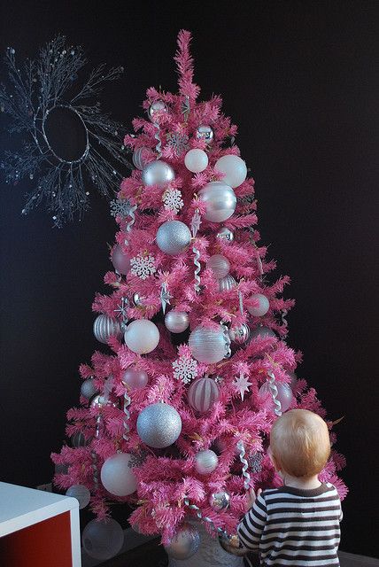 a catchy Christmas tree in pink color
