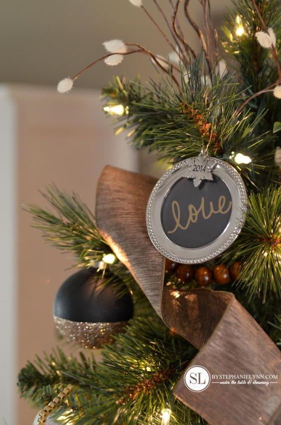 black and gold Christmas ornaments are amazing to style your Christmas tree, they look chic and cool