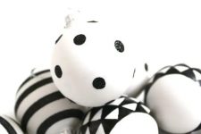 black and white Christmas ornaments with mmodern prints – stripes, geometric ones and polka dots are a very cool solution for a modern or minimalist space