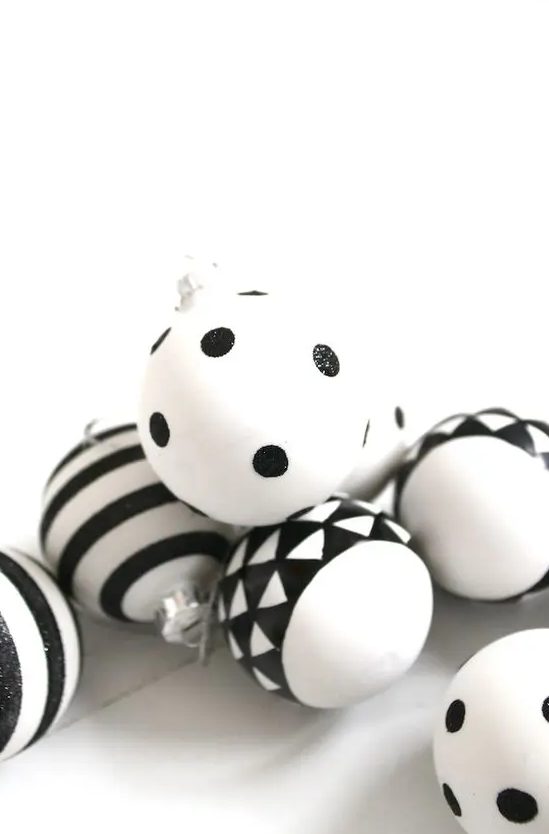 black and white Christmas ornaments with mmodern prints - stripes, geometric ones and polka dots are a very cool solution for a modern or minimalist space