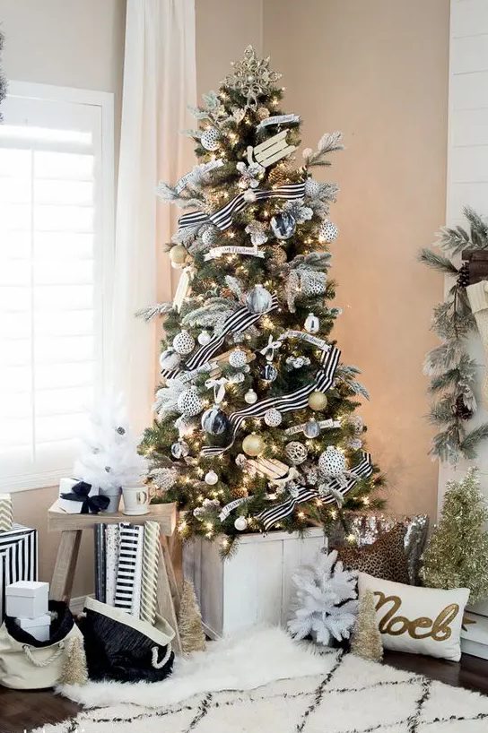 chic black and white Christmas tree decor with silver and gold touches for a sparkle looks elegant, shiny and very chic