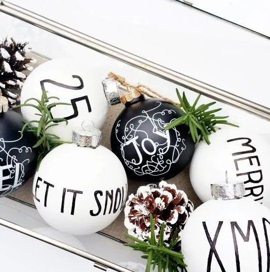 simple and chic black and white Christmas ornaments decorated with simple sharpies are amazing for a Christmas tree