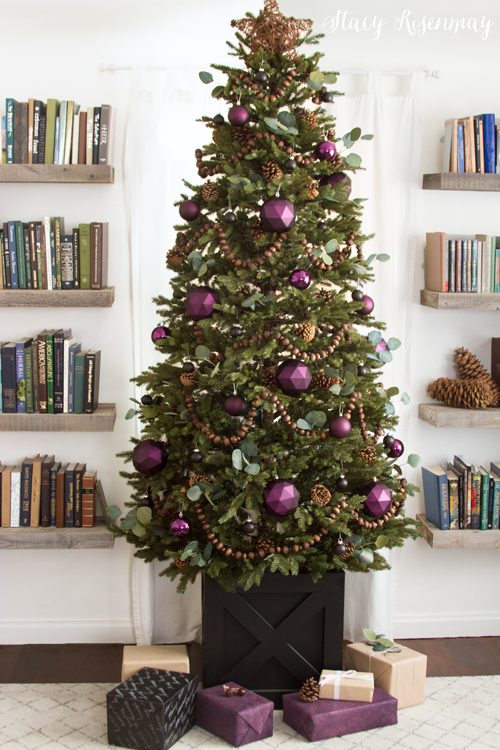 a fabulous Christmas tree decorated with usual and faceted Christmas ornaments, greenery, wooden beads and pinecones is a fresh take on traditional rustic decor