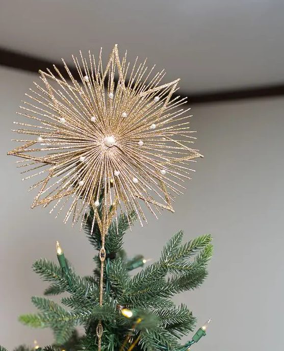 a super shiny gold glitter burst star tree topped with pearls is a refined and chic solution for your Christmas tree